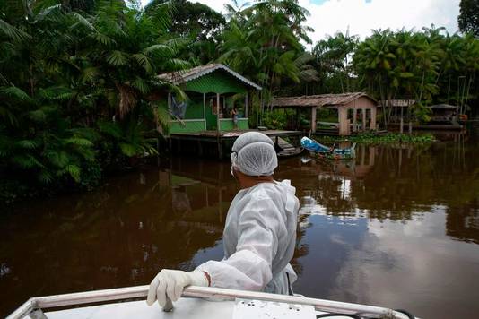 Gezondheidswerkers gaan langs bij een inheemse gemeenschap op het Marajo Eiland, in de noordelijke Braziliaanse deelstaat Pará, om bewoners op het coronavirus te testen.