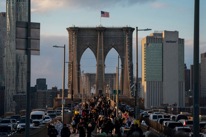 Mensen lopen over de Brooklyn Bridge in New York van en naar Manhattan. Foto ter illustratie.