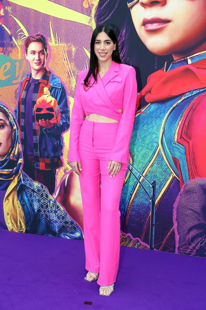 L'attrice Lisa e la DJ Anushka Melkonian di MNM hanno scelto un outfit rosa fluo per la premiere di The Lady.  meraviglia'.