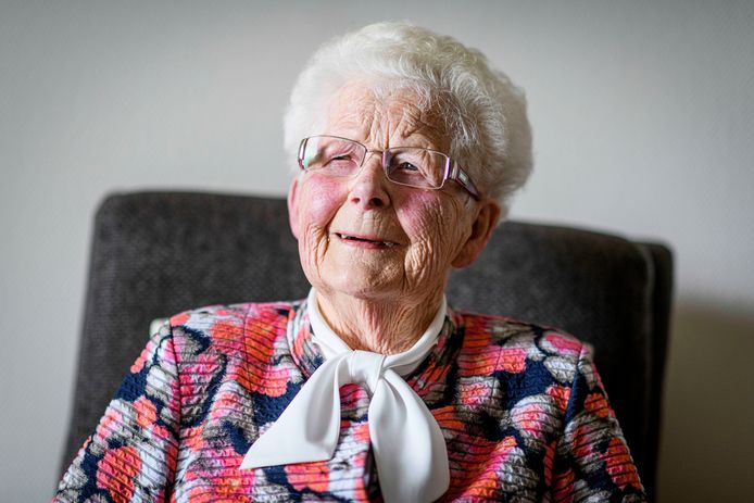 De 99-jarige Marie Kreuwel-Sand is de oudste nog levende leerling van de St. Alphonsusschool in Harbrinkhoek-Mariaparochie, die dit jaar 100 jaar bestaat. „Het ging er in die tijd veel strenger aan toe dan tegenwoordig.”