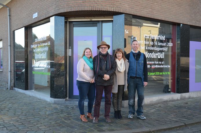 Adviseur en veiligheidscoördinator Marleen Cieters, voorzitter Firmin Verbrugge, coördinator Hilda Van Lishout en klusjesman Rudy Coppens aan de nieuwe kinderopvang Wonderwell in Welle.
