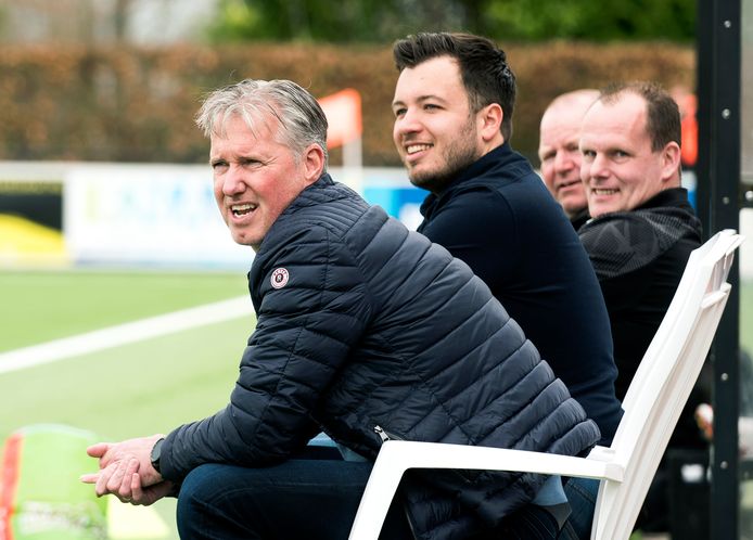 NSC-trainer Ruud van de Geest kijkt toe tijdens het duel met De Meern, afgelopen zaterdag.