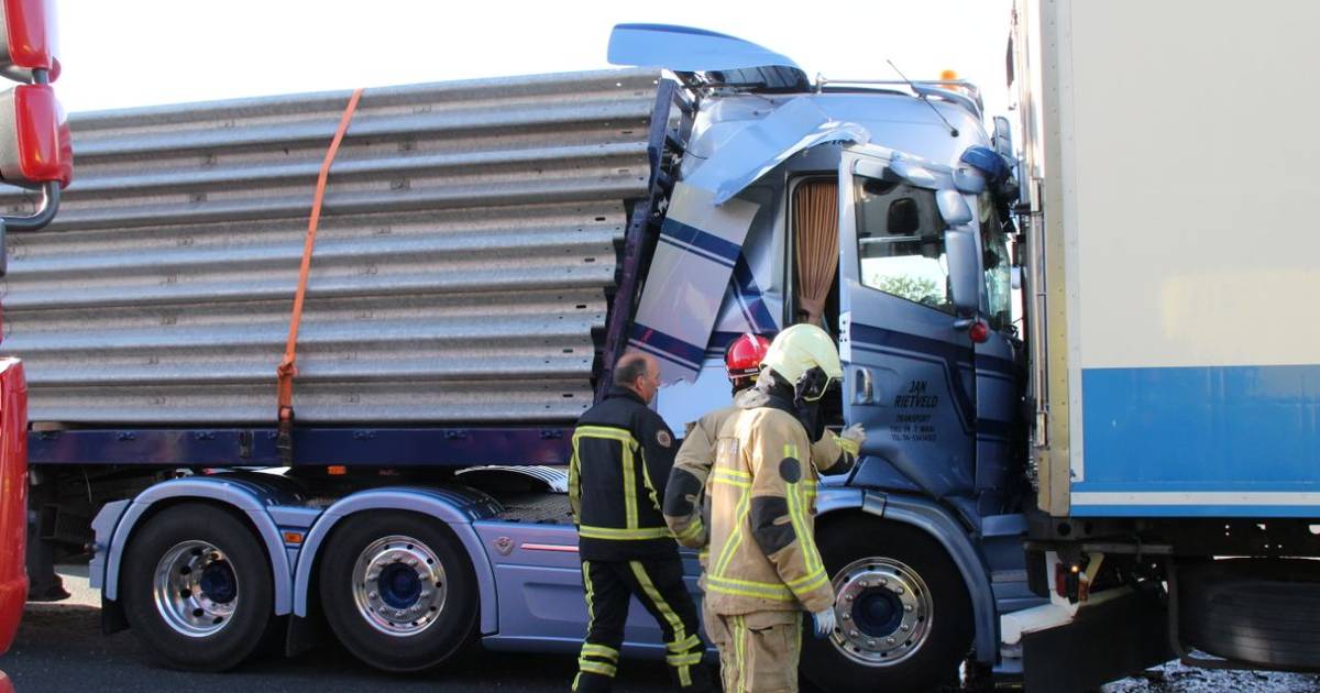 Botsing tussen drie trucks bij Holten: lange file tussen Deventer en Hengelo.