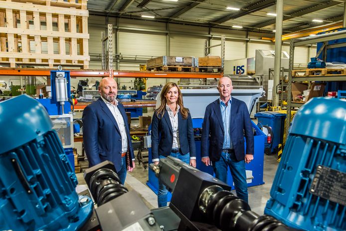 Vlnr: Gerben Nijman (directeur),  Caroline Molemans (salesmanager) en Ton Collet (eigenaar) op de werkvloer bij B&S in Hengelo.