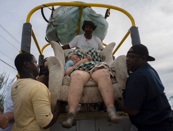 Een vrouw wordt gered in Freeport in de Bahama's.
