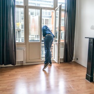 Koopstarters op de woningmarkt slaan toe in grote steden, ziet het Kadaster    