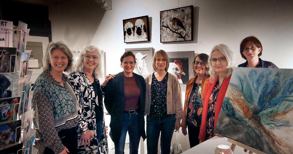 Avatar Van Een Tevreden Persoon In De Cartoon-stijl Een Kunstzinnige Jongens Avatar Met Een Cartoon Ontwerp 137398663