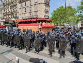 Cordon van tientallen oproeragenten beschermt restaurant waar Macron zijn verkiezingswinst vierde