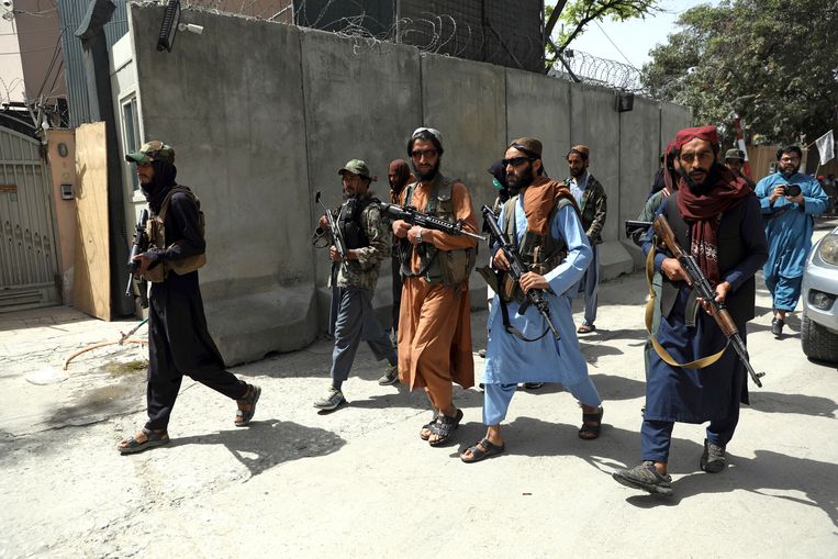 Talibanstrijders houden een patrouille in de straten van Kabul. Beeld AP