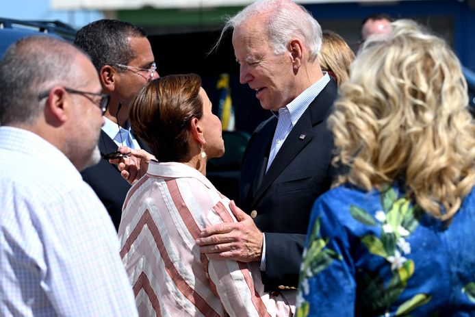 US President Joe Biden begroet Congreslid Nydia Velázquez bij zijn aankomst in Puerto Rico.