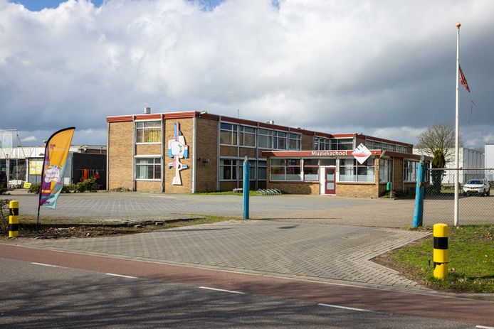 De 42 minderjarige asielzoekers die nu nog in hotel Paping verblijven vanaf omstreeks 1 mei zullen verhuizen naar een gebouw aan de Strangeweg 25, eveneens in Ommen. Het twee verdiepingen tellende gebouw staat op het moment grotendeels leeg. Het pand staat aan de oostrand van industrieterrein De Strangen. Ten westen grenst het aan de bloemenbuurt in woonwijk De Strangen.