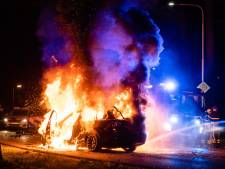 Auto crasht in Tilburg na achtervolging en vliegt in brand, agenten halen inzittenden uit voertuig