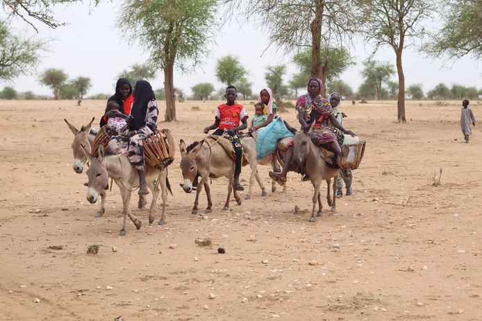 Женщины и дети, спасающиеся от войны и насилия в Чаде