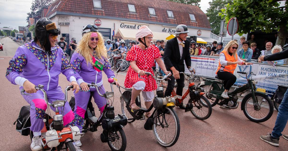 Burgemeester tuft mee in traditionele Solexrace