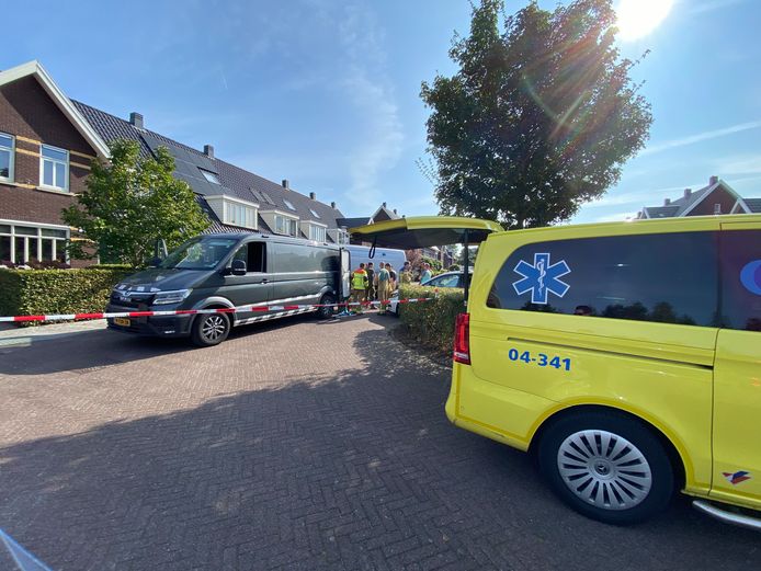 De explosieven opruimingsdienst is bezig met het verwijderen van een explosieve lading uit een woning aan de Leembergerhout in Harderwijk.