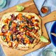 Snel en makkelijk: maak van een kant-en-klare pizzabodem een groentebommetje