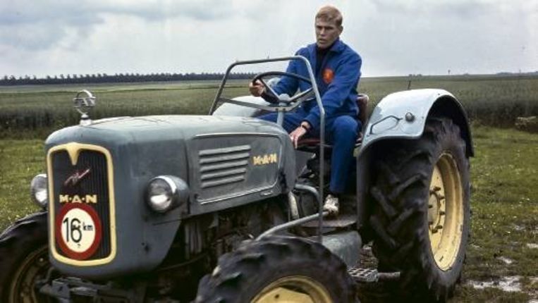 Een jonge Ard Schenk op de tractor. Gewone knullen van het platteland, zo ziet Nederland zijn schaatsers het liefst. Beeld 