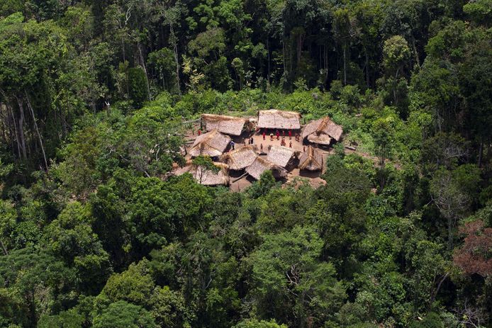 Een dorpje van de Yanomami-gemeenschap vlak over de Braziliaanse grens in Venezuela. Archiefbeeld.