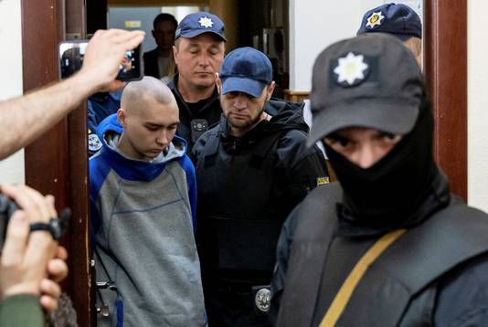 De 21 jarige Vadim Shishimarin wordt ervan verdacht een 62-jarige man te hebben gedood. 