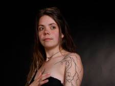Mera wil een heel ecosysteem op haar arm: ‘Een tatoeage hoeft niet altijd een plaatje te zijn’