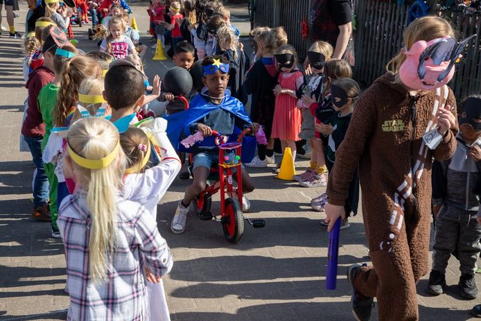 De kinderen konden alvast een testristje maken op de nieuwe fietsen.