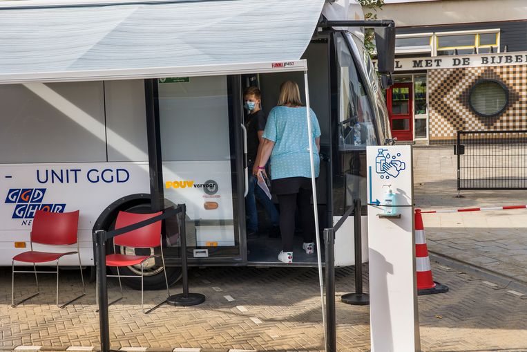 De prikbus van de GGD in de Hoeksche Waard.  Beeld Arie Kievit