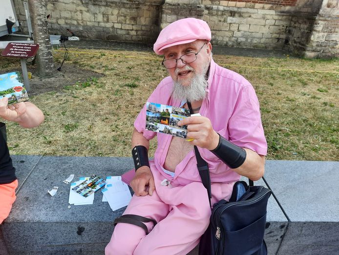 Koos Parlevliet schreef ansichtkaaren voor het thuisfront. 'Dat doe ik op elke pride waar ik ben.'