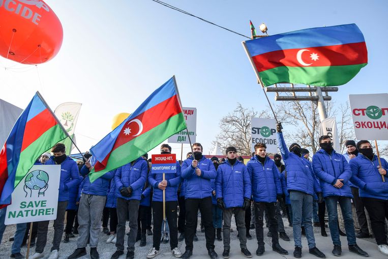 Een groep vermeende Azerbeidzjaanse milieuactivisten blokkeert de enige toegangsweg tot de enclave Nagorno-Karabach. Beeld AFP