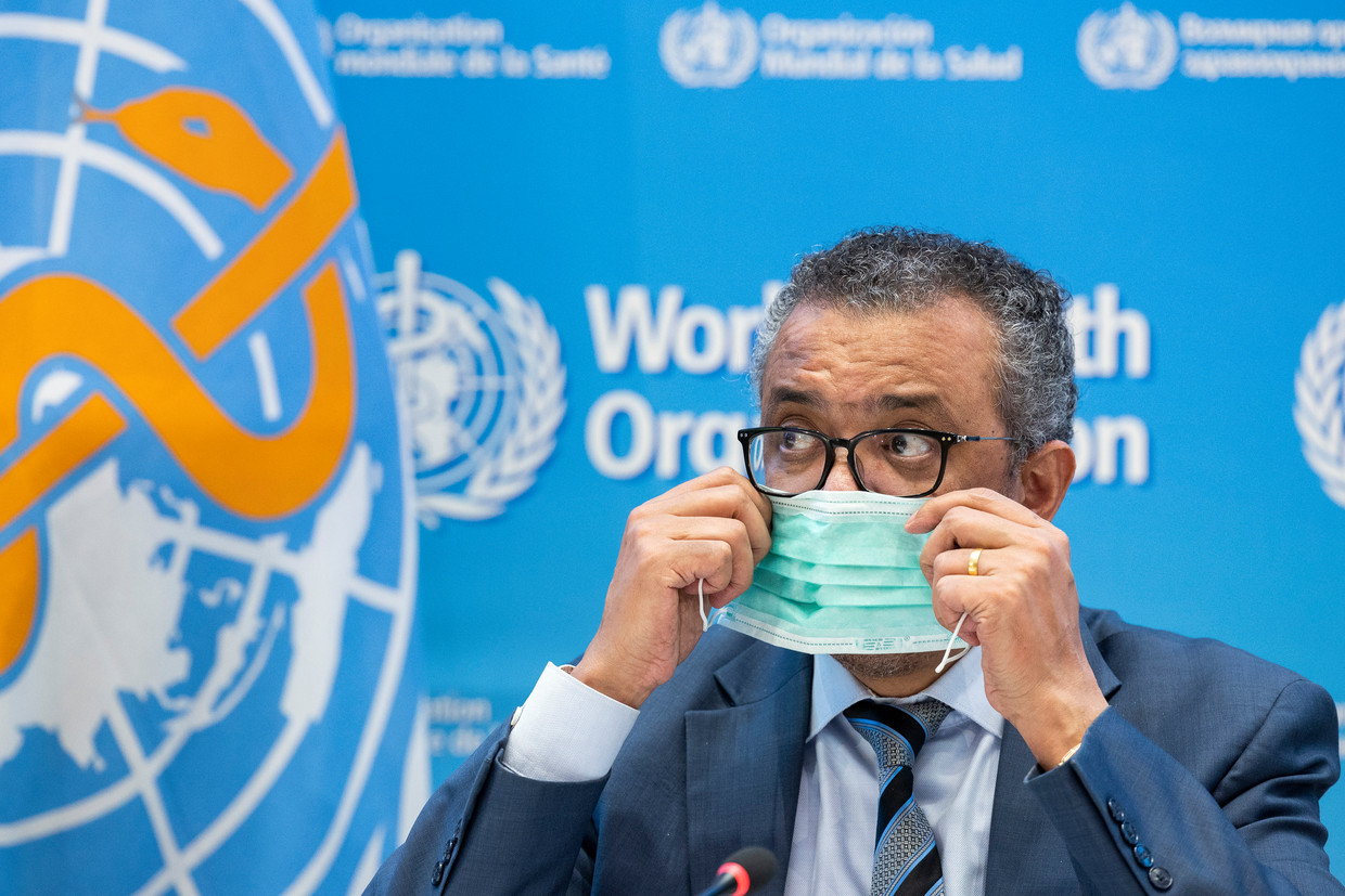 Tedros Adhanom Ghebreyesus, directeur-generaal van de Wereldgezondheidsorganisatie, zet zijn mondmasker op na het toespreken van de pers op het hoofdkwartier in Genève.  Beeld Salvatore Di Nolfi / AP