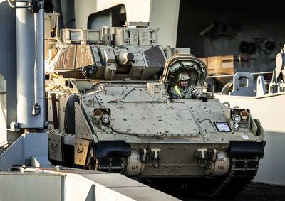 IN BEELD. Enorm Amerikaans wapentransport aangekomen in Nederland