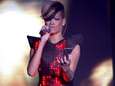 Rihanna chute sur scène (vidéo)