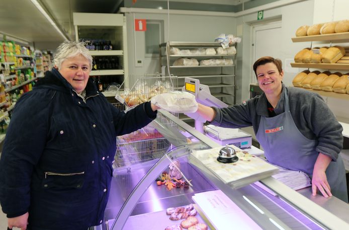 Vaste klant Petra Hagen met uitbaatster Els Van Ceulen.