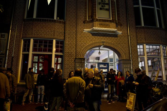 Een discussieavond over zwarte piet op scholen, bij De Klinker - De Grote Broek in de Van Broeckhuysenstraat vorig jaar. Enkele tegendemonstranten waren er op afgekomen met spandoeken.