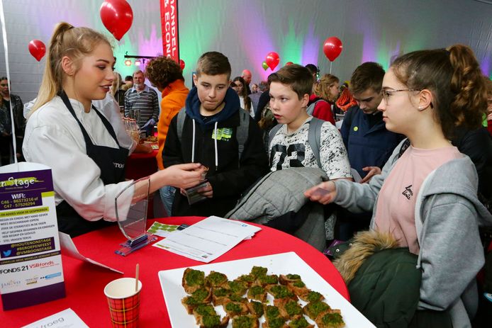 Vmbo-leerlingen krijgen uitleg tijdens de banenmarkt voor scholieren.