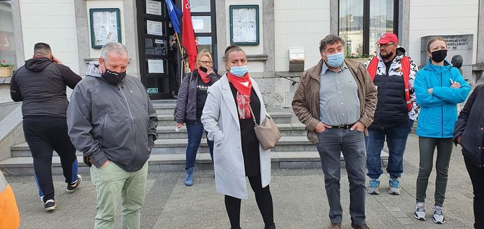 Les échevins Rudy Zanola (dissident PS) et Annibale Moscariello (PS) au milieu des grévistes à Anderlues