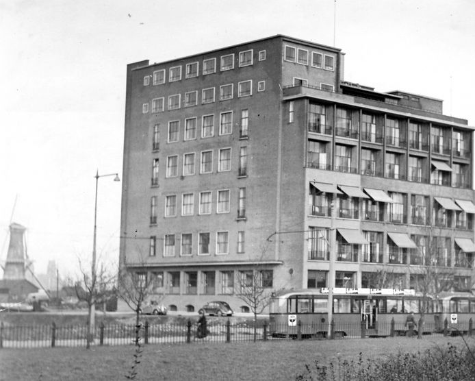 Het Havenziekenhuis in 1951. Links op de achtergrond nog de molen aan het Oostplein in ongeschonden staat.
