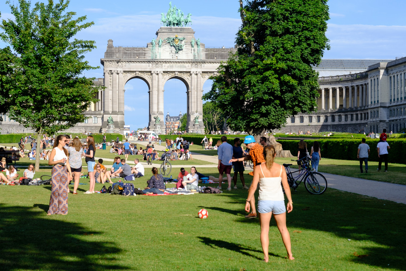 Foto ter illustratie. Mensen genieten van mooi weer in het Jubelpark, Brussel. Belgische werknemers krijgen het recht op een vierdaagse werkweek, met behoud van loon. Ook krijgen zij het recht om buiten werktijden niet gestoord te worden door de werkgever.
