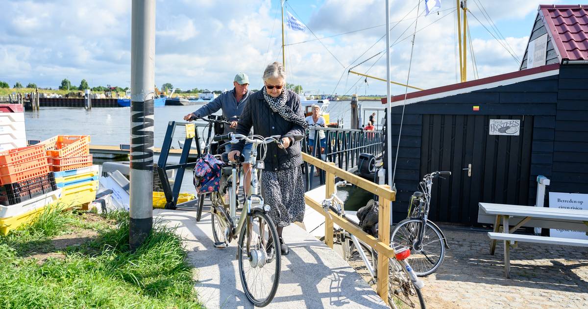 Berucht veer Anna Jacobapolder-Zijpe weer eventjes in de vaart: oversteek is eitje vergeleken met om