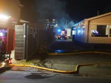 Containerbrand slaat over op loods bij kermisexploitant in Apeldoorn