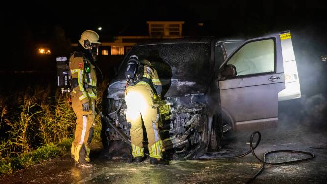 Bedrijfswagen brandt uit bij Bergen op Zoom