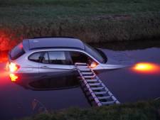 Automobilist belandt met auto in het water na botsing op de A28