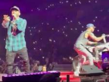 Un rappeur envoie sa moto sur le public lors de son concert à New York