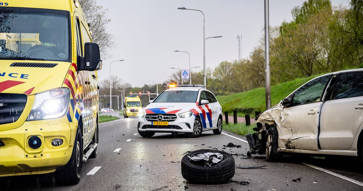 Drie gewonden bij botsing tussen twee autos in Tilburg.