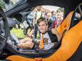 Liam Jansen (9) in een 'supercar', een McLaren.