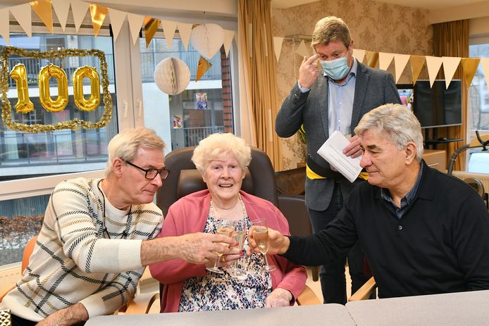 Emma toost op haar verjaardag met haar twee zonen.
