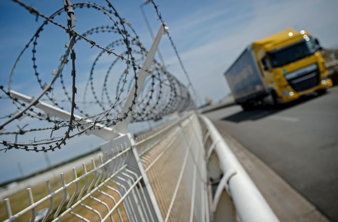 Prikkeldraad bij de haven van Calais, een belangrijk knooppunt in de mensenhandel