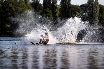 Dalí (11) scheurt op lange latten al zigzaggend en draaiend over Rooye Plas: ‘Volgend jaar springen!