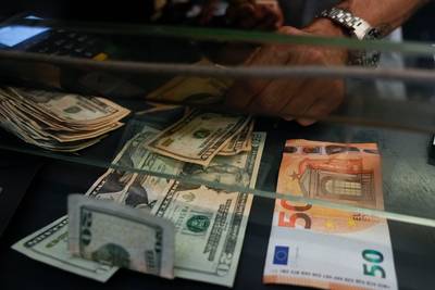 Euro daalt voor het eerst in 20 jaar onder de dollar