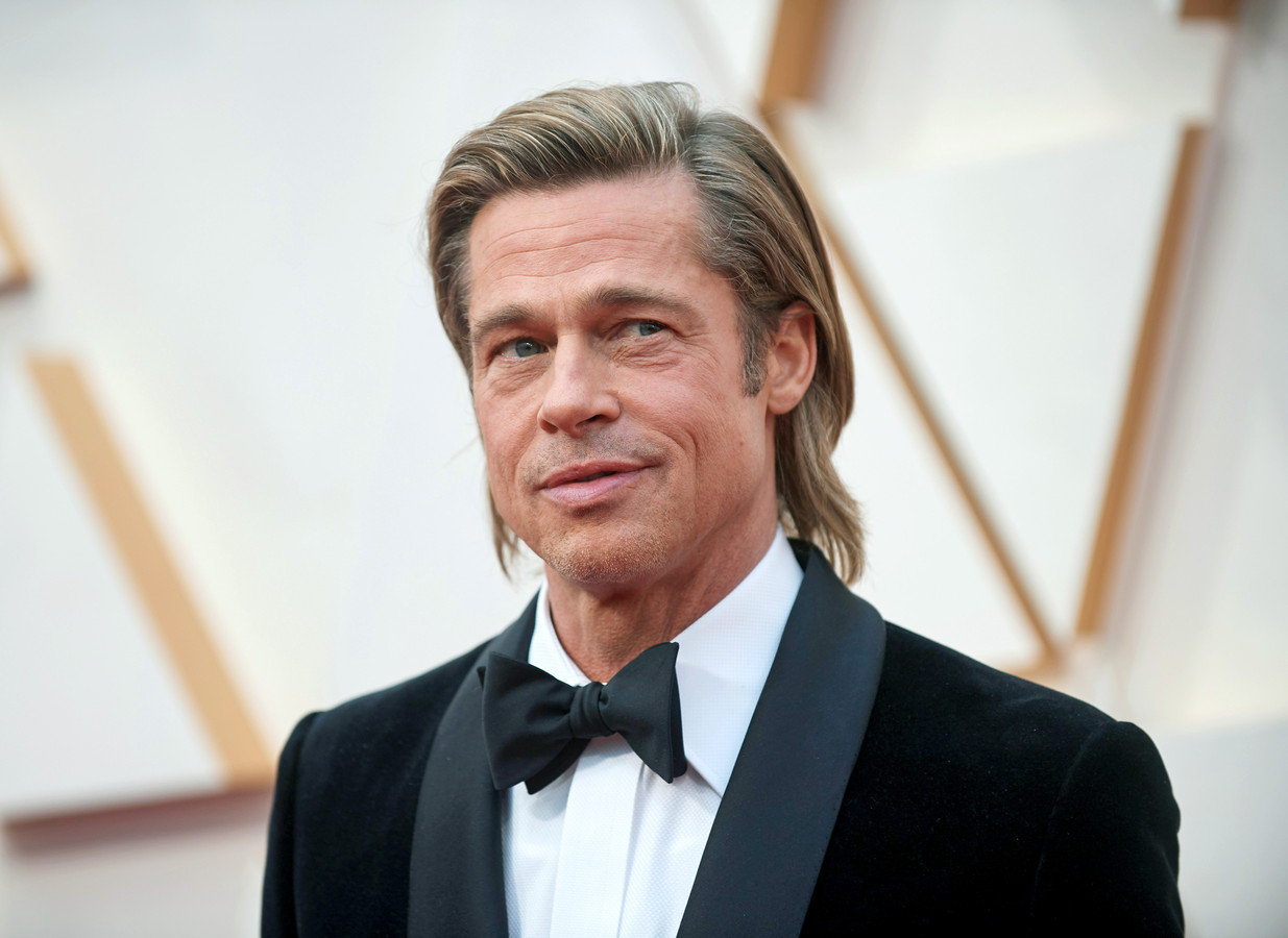 Brad Pitt verschijnt in rokje bij première en Mariah Carey neemt duik