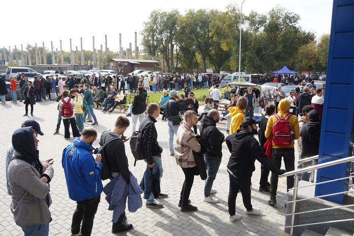 Les Russes font la queue afin d'obtenir un numéro d'identification individuel.